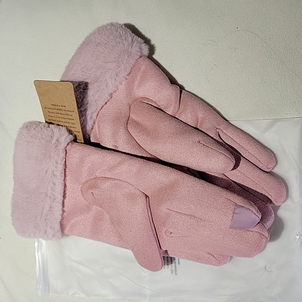 New with tags, UGG pink gloves - Picture 3 of 3